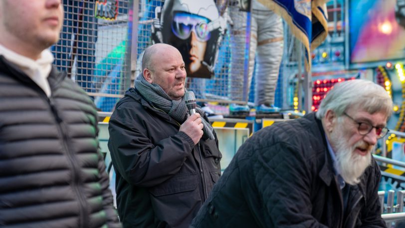 Freut sich auf den Start ins Rummeljahr 2025: Timo Lichte (Mitte), Vorsitzender der Herner Schaustellervereinigung.