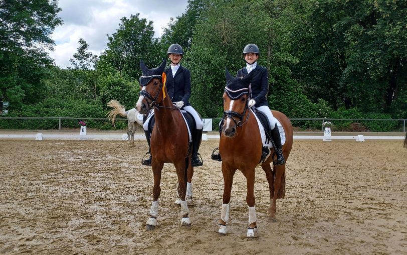 Holten beim Youngster-Meeting vom Reitverein St. Hubertus den Doppelsieg in der Amateur-A-Dressur: (v.li.) Paula Zielonka und Paula Hübner.
