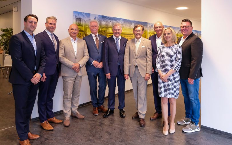 Sie verabschiedeten sich von Prof. Dr. Matthias Kemen im Seminarzentrum am EvK Herne: (v.li.) Klinikmanager René Vidic, Gerhard Glock, Geschäftsführer der Ev. Krankenhausgemeinschaft Herne | Castrop-Rauxel, Dr. Erich Hecker, Ärztlicher Direktor, ehemaliger Geschäftsführer Heinz-Werner Bitter, Prof. Dr. Matthias Kemen, Oberbürgermeister Dr. Frank Dudda, Prof. Dr. Ulrich Eickhoff, ehemals Chefarzt am EvK, Prokuristin Annika Machleit-Ebner, Thomas Drathen, Geschäftsführer Evangelischer Verbund August Ruhr.