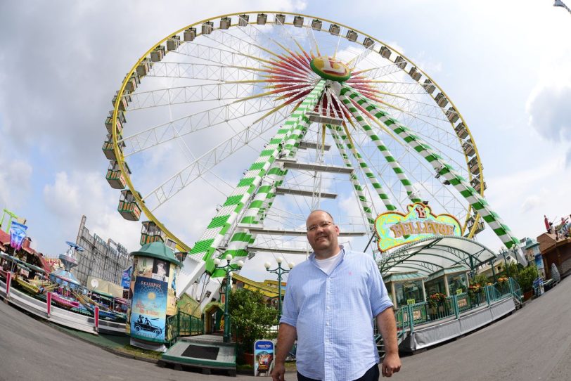 Oskar Bruchs Mitarbeiter Richard Krolzig vor dem Bellevue.