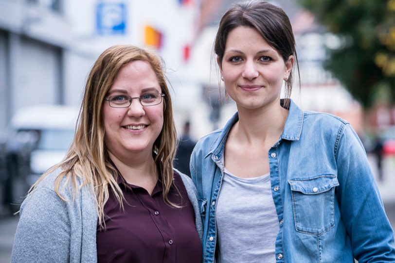 Sonja Lischewski und Anna Kwasnitza arbeiten im Familienbüro und im Kinderpflegedienst.