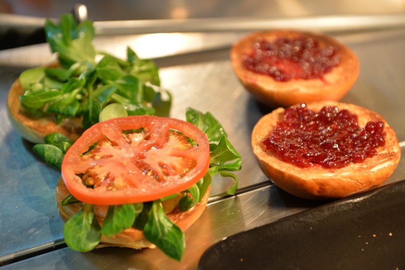 Weihnachts-Burger in Vorbereitung - Preiselbeer-Marmelade, Tomate und Feldsalat.