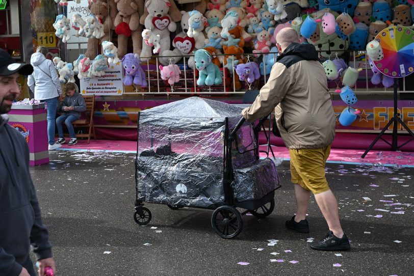 Die Cranger Kirmes beginnt regnerisch.