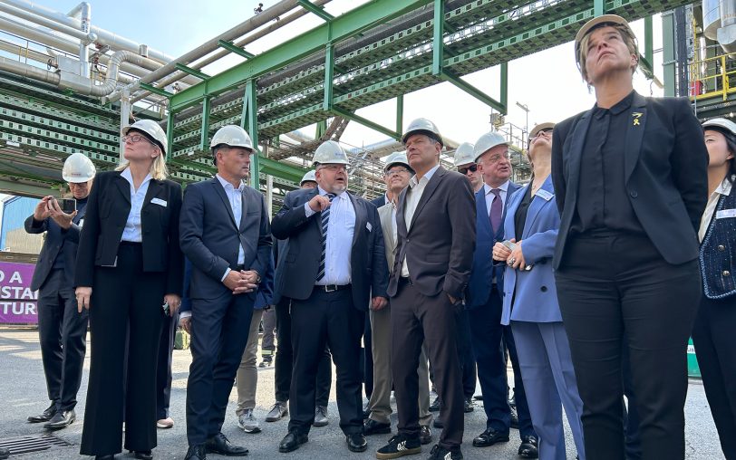 Bundeswirtschaftsminister Robert Habeck (Mitte) besucht das Evonik-Werk in Herne und informiert sich über neue Wasserstoff-Technologien. Mona Neubaur (re.) hört interessiert zu.