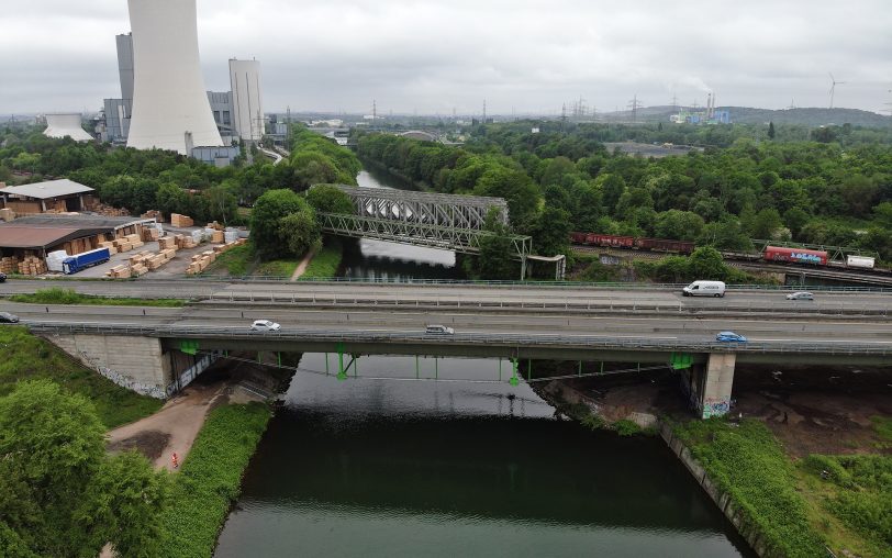 Eine Unterspannung und eine hochfeste Betonplatte verstärken derzeit die Brücke über den Rhein-Herne-Kanal, damit der Verkehr während des Neubaus der Osthälfte der Brücke weiter fließen kann