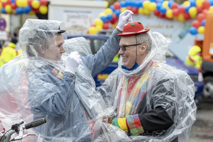 Das Kostüm des Tages: der Regenponcho.