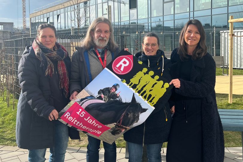 Cordula Klinger-Bischof, Gründerin des Vereins Ruhrwerk (rechts), gemeinsam (von links) mit Reittherapeutin Nadine Kaisereck, Schulleiter Gisbert Knierim und Sonderpädagogin Nicole Rödding.