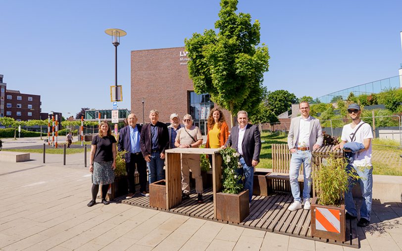 Die neue Stadtterrasse am Europaplatz in Herne-Mitte. Die Vorstellung kam durch Bezirksbürgermeister Peter Bornfelder (3.v.r.) und Moritz Grosse-Holz (2.v.r.) aus der Stabsstelle Zukunft der Gesellschaft.