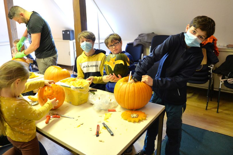 Kürbisschnitzen im Haus der Natur am Ökogarten.