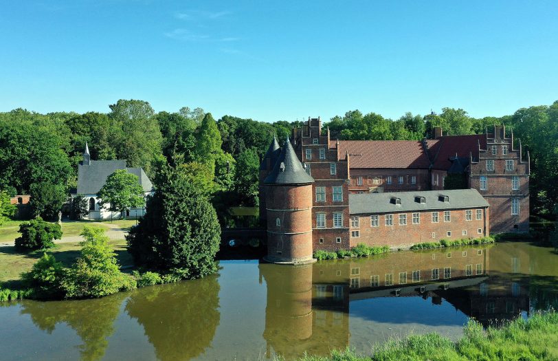 Wasservögel, Vögel und eine Schildkröte an den Teichen rund um das Schloss Herten.