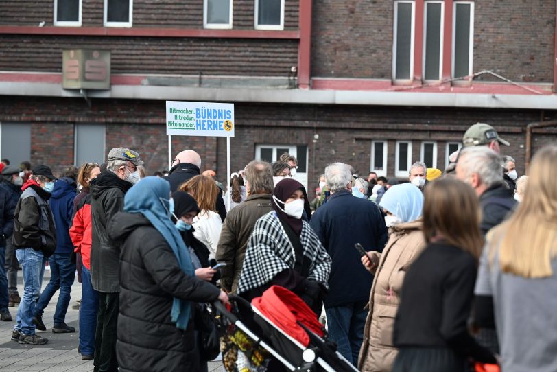 Aktion des Bündnis Herne gegen die Demo der Impfgegner.