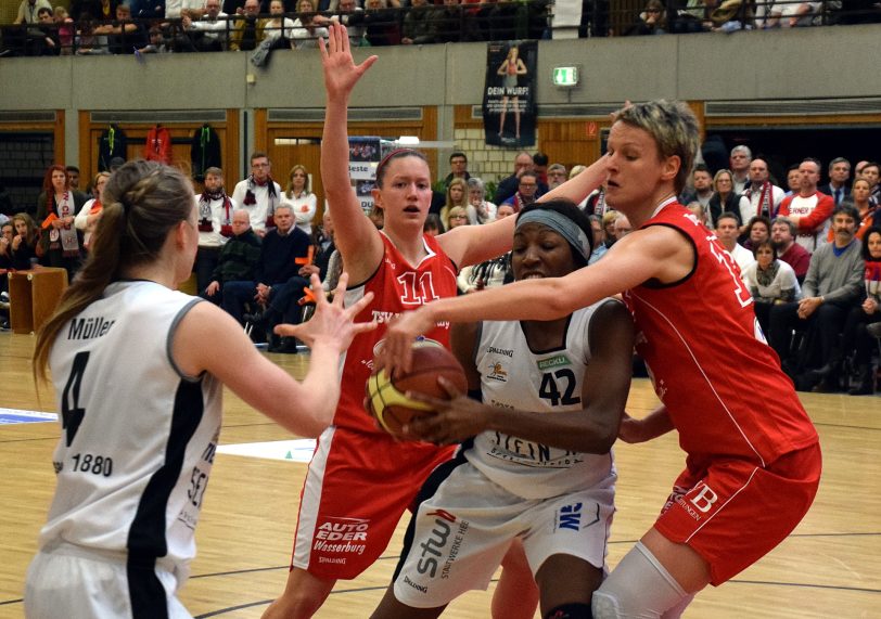 Kaum ein Durchkommen für Katharina Müller (l.) und Teya Wright (am Ball).