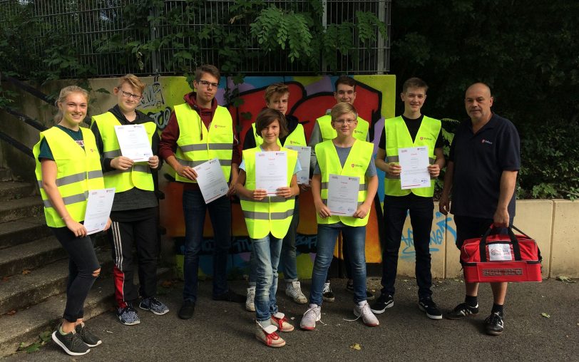 Die Schulsanitäter mit Ausbilder Ralf Tretschock (r.)