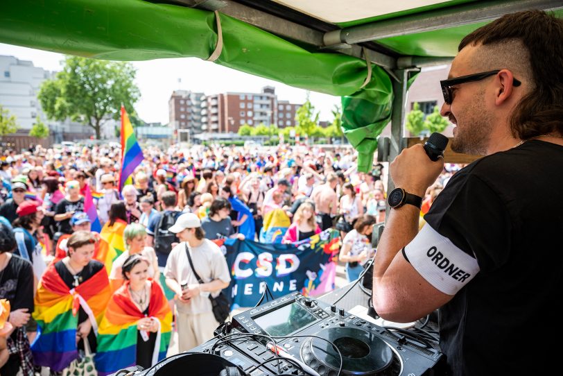 Hier noch beim Christopher Street Day (CSD) 2022 in Herne, bald vielleicht im Rathaus? Laron Janus ist der Oberbürgermeister-Kandidat der Partei