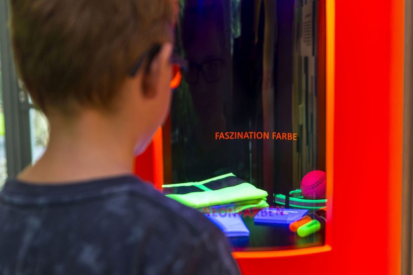 Sonderausstellung 'Faszination Farbe' im Hagener Freilichtmuseum: n diesem Schaukasten erleben die Besucher die Wirkung von Neonfarben.