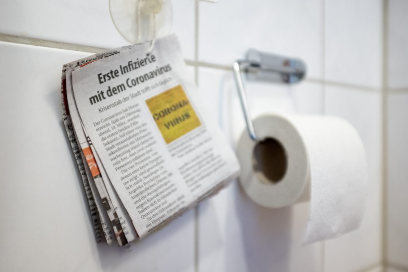 Zeitungspapier als Ersatz für Toilettenpapier.