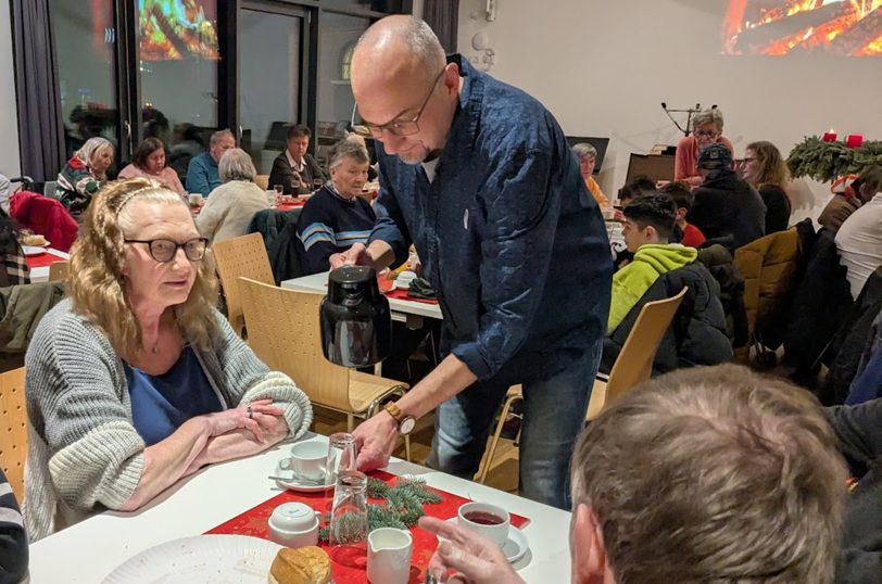 &amp;amp;amp;amp;amp;amp;amp;#039;Heiligabend nicht allein&amp;amp;amp;amp;amp;amp;amp;#039; 2025: Kaffee, Tee und Kaltgetränke werden am Tisch seviert.