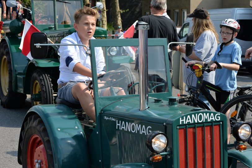 Kirmesoldtimer fahren von Bochum zum Cranger Kirmesplatz