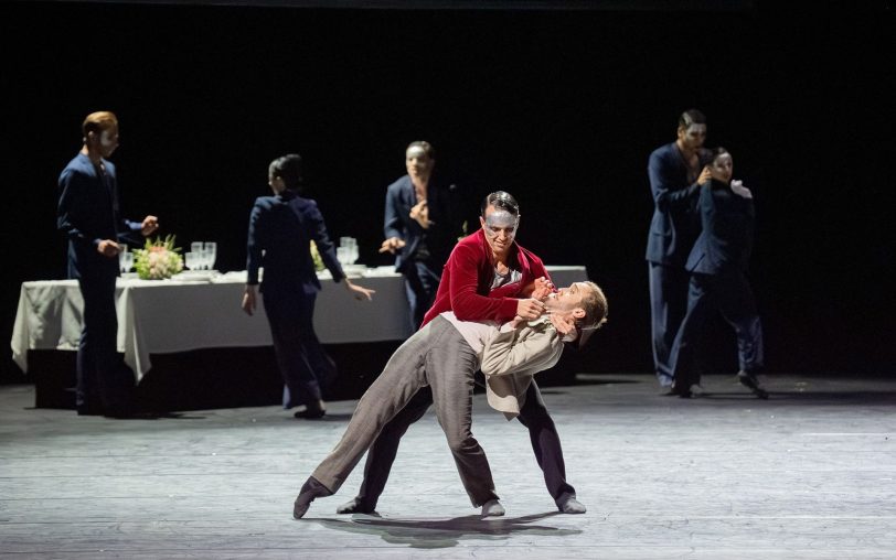 Richard Siegal „La Valse“: Orazio Di Bella, João Miranda (vorn) und das Ensemble Ballett am Rhein.