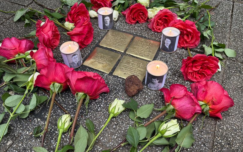 An der Hauptstraße 293 wurden am Mittwoch (28.1.2026) die ersten vier Stolpersteine für die Familie Hecht verlegt.