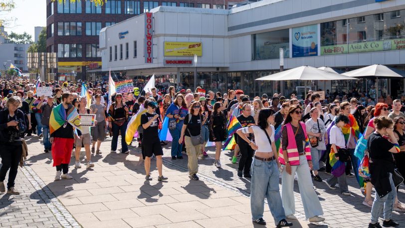 Der Christopher Street Day (CSD) am Samstag (21.9.2024) begann auf dem Europaplatz und zog anschließend durch die Stadt.