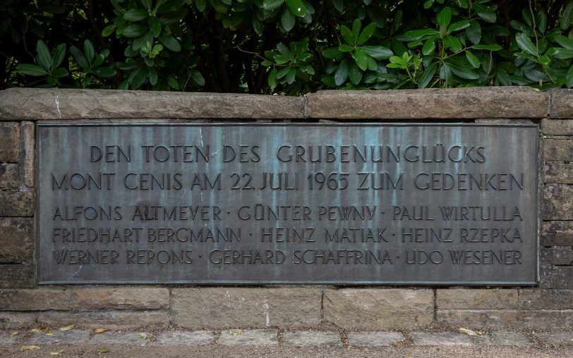 Die Gedenkstätte zu Grubenunglücken auf der Zeche Mont-Cenis auf dem Holthauser Friedhof wurde umgestaltet. 2025 jährt sich das letzte Unglück zum 60. Mal.