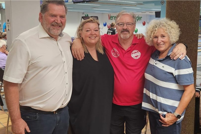 Im roten T-Shirt der Vorsitzende der Herner Sportkegler Walter Rutenberg mit Mitgliedern des SPD-Sportarbeitskreises. v.l. Martin Kortmann, Petra Hermann-Kopp und Gabriele Przybyl.