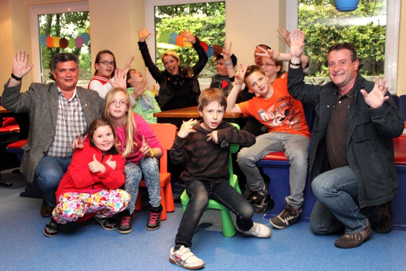 Thomas Sprengler (links) und Detlev Biewald (rechts) mit Kinder des Pantringshof.