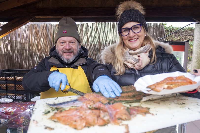 Gebeizter Lachs im Angebot auf dem Adventsmarkt des Lions-Club.