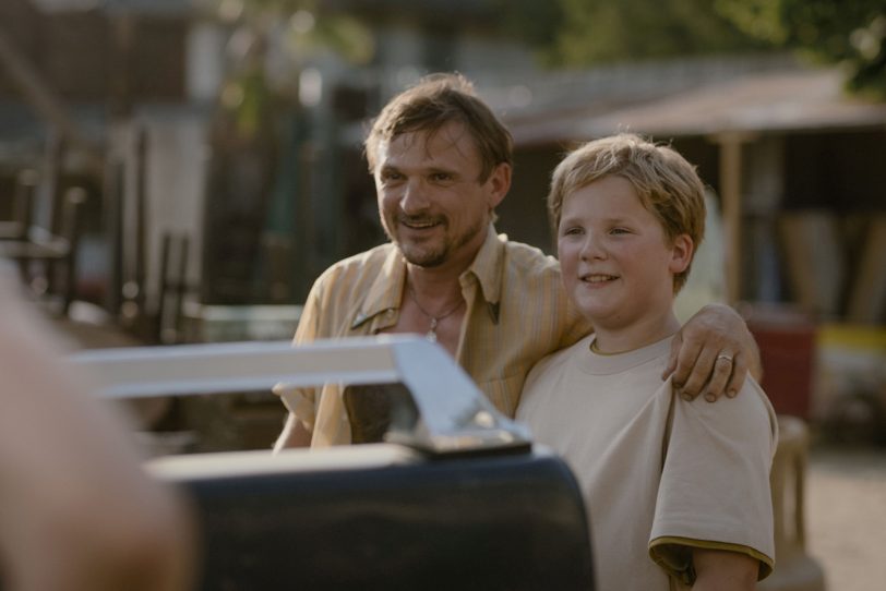 Ein Herz und eine Seele im sonnigen Kalifornien: Justus Jonas (Julius Weckauf) und sein Onkel Titus (Florian Lukas).