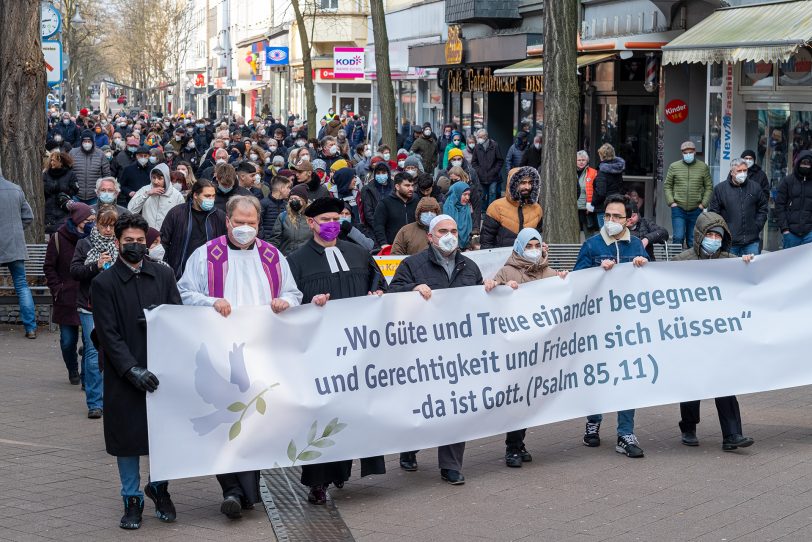 Impfgegner aus mehreren Ruhrgebietsstädten haben sich am Sonntag (06.03.2022) zu einer Protestveranstaltung, auf dem Cranger Kirmes-Platz in Herne (NW), versammelt. Die Teilnehmenden zogen von dort, unter Polizeibegleitung, durch die Wanner Innenstadt. Am Buschmannshof wurden sie von Gegendemonstranten, unter Federführung des Bündnis Herne, mit lautstarkem Gegenprotest empfangen. Impfgegner aus mehreren Ruhrgebietsstädten haben sich am Sonntag (06.03.2022) zu einer Protestveranstaltung, auf dem Cranger Kirmes-Platz in Herne (NW), versammelt. Die Teilnehmenden zogen von dort, unter Polizeibegleitung, durch die Wanner Innenstadt. Am Buschmannshof wurden sie von Gegendemonstranten, unter Federführung des Bündnis Herne, mit lautstarkem Gegenprotest empfangen. Im Bild: nach dem Friedensgebet vor der Christuskirche zogen die Teilnehmenden des Bündnis Herne zum Buschmannshof.