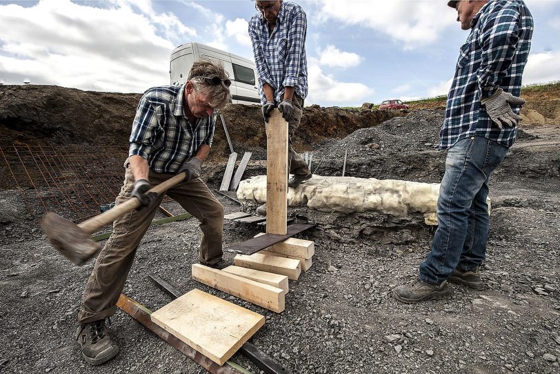 Stabilisierung eines Fossilblocks.