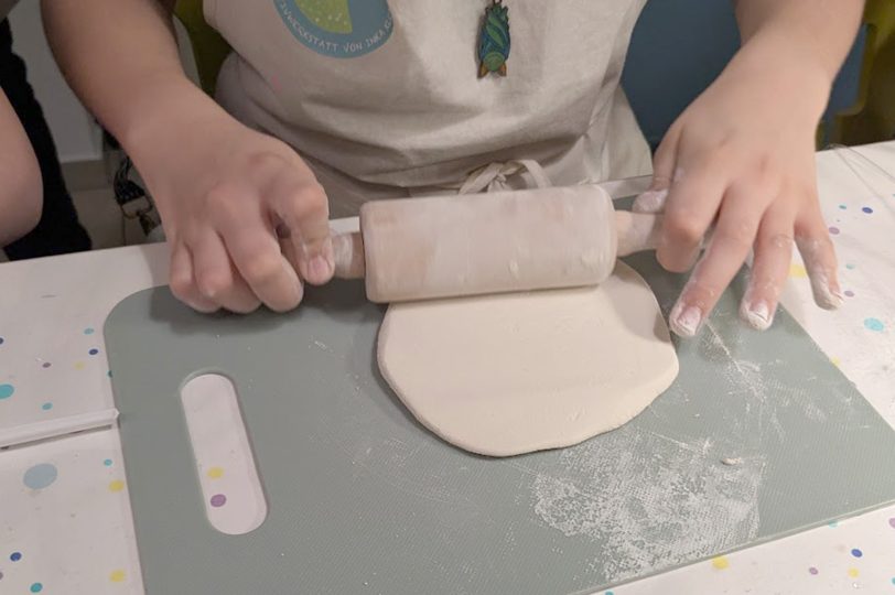 Zweitägiger Workshop in der Kreativwerkstatt &amp;amp;#039;Mondwerkstatt Wanne-Eickel&amp;amp;#039; von Inka Klein-Heidicker. Im Dezember 2025 erstellten elf Kinder im Alter von sieben bis elf Jahren ein Weihnachtsgeschenk: Eine Krippe aus Holz und einer Modelliermasse.