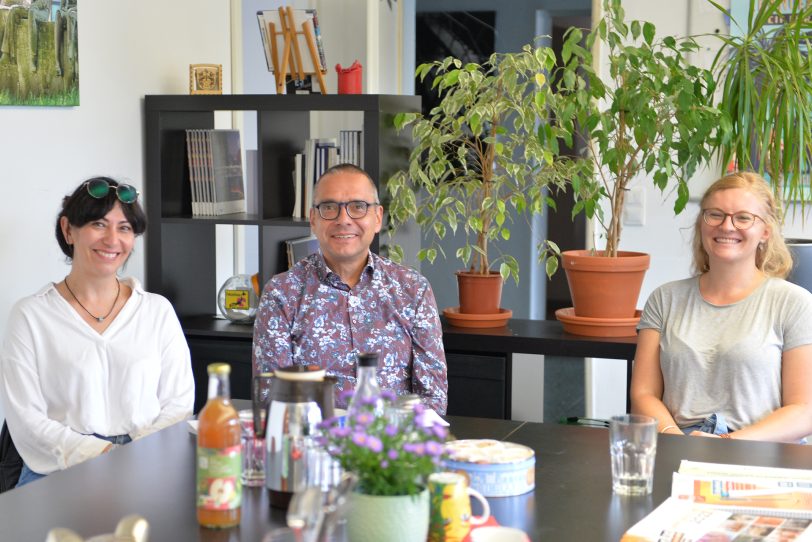 Zum Gespräch in der halloherne-Redaktion: v.l. Ayla Erdem, Einrichtungsleitung Familienzentrum Kinderwelt Herne-Eickel; Georg Stankiewicz (Presse- und Öffentlichkeitsarbeit PlanB) und Christine Milk Stadt Herne, Fachberatung Bundesprogramm Sprach-Kitas.
