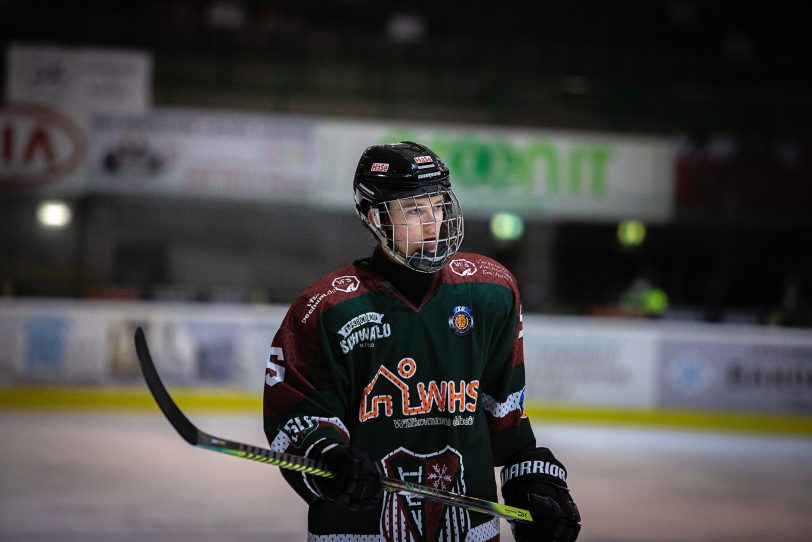 Der junge HEV-Verteidiger Nils Elten darf dank einer Förderlizenz der Iserlohn Roosters in Herne auflaufen.