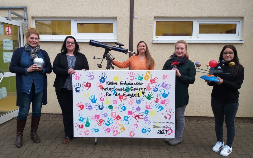 Freuen sich an der Grundschule an der Schulstraße über den neuen Namen Galileo-Schule: (v.li.) Regina Föbinger, Julia Nacke, Sonja Mersch (Schulleiterin), Maria Di Martino und Esra El Shakif.