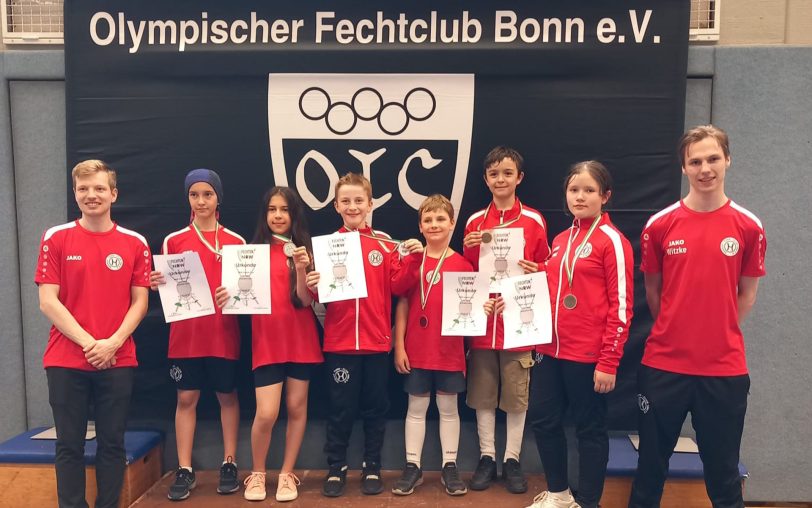 Die U11-Mannschaft bei der NRW-Mannschaftsmeisterschaft der Säbelfechter in Bonn: (v.l.) Jan Patrick Camus (Trainer), Aysel Yolcu, Zeynep Yolcu, Liam Fanenbruck, Jonas Salmes, Henry Brandt, Antonia Moroz, Alessio Witzke (Trainer).