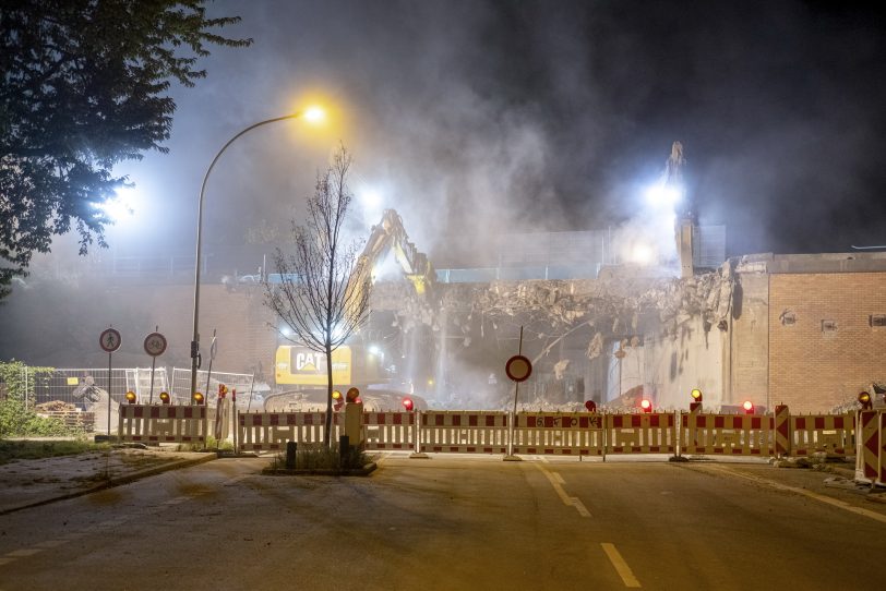 Nächtlicher Abbruch des westlichen Teil der Autobahnbrücke der A43 über die Forellstraße in Herne (NW), am Freitagabend (30.08.2019).