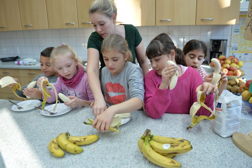 Bananenküchlein werden zubereitet.