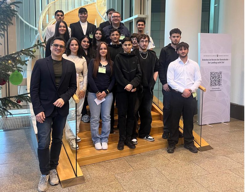 Der Herner Landtagsabgeordnete Alexander Vogt mit Schülern der Gesamtschule Wanne- Eickel.