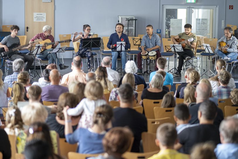 Spanische Gitarrenmusik in der Aula.