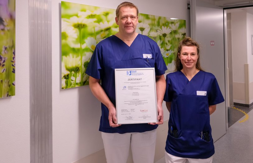 Chefarzt Dr. Guido Rölleke, Leiter der Unfallchirurgie am EvK Herne & Dr. Sarah Götz, Oberärztin für Orthopädie und Unfallchirurgie am EvK Herne.