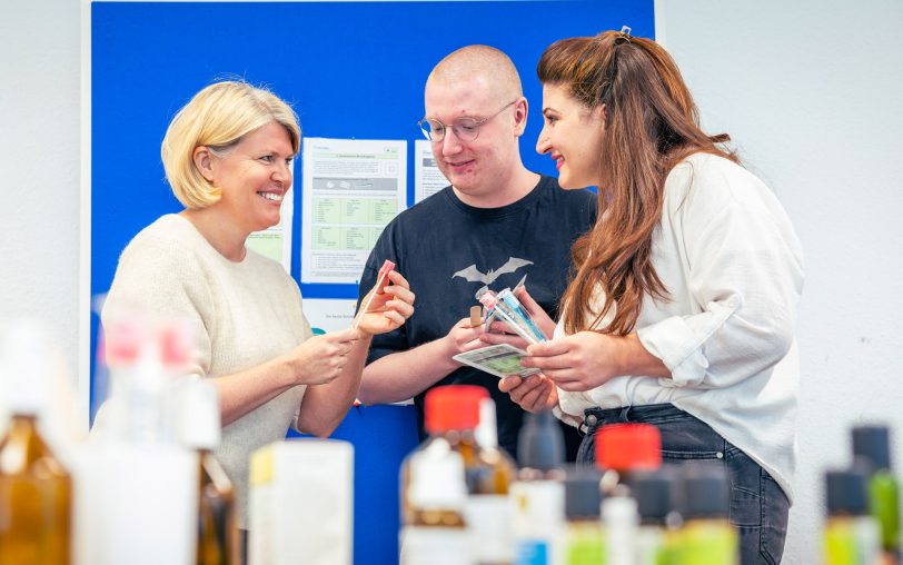 Im Onboarding zeigte Nadia Wohlfarth (li.) den Studierenden anhand der Entwicklung eines Mundpflegestandards die Pflegequalitätsentwicklung innerhalb der St. Elisabeth Gruppe.