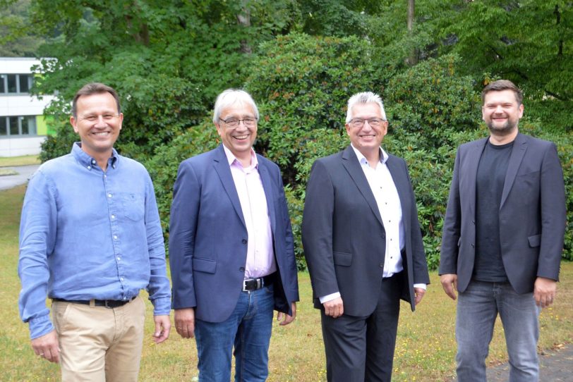 3.v.l. Klaus Röder, Rektor der LWL-Klinkschule verabschiedet. Mit im Bild: Andrè Seifert, stellv. Pflegedirektor, Uwe Eisenberg, Hauptdezernent d. Bezirksregierung Münster, und Dr. Daniel Napieralski-Rahn.