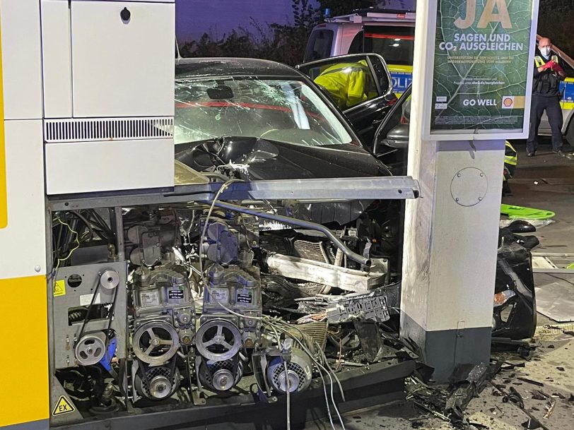 Pkw-Unfall an der Tankstelle der BAB 40