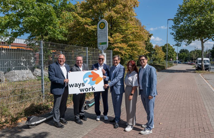 Freuen sich über den Fortschritt: (v.l.) Josef Hovenjürgen (parlamentarischer Staatssekretär im NRW-Heimatministerium), NRW-Verkehrsminister Oliver Krischer, Dr. Dirk Drenk (Geschäftsführer der Herner Wirtschaftsförderung), OB Dr. Frank Dudda, Nicola Henning (ways2work-Projektmanagerin) und NRW-Landtagsabgeordneter Alexander Vogt.