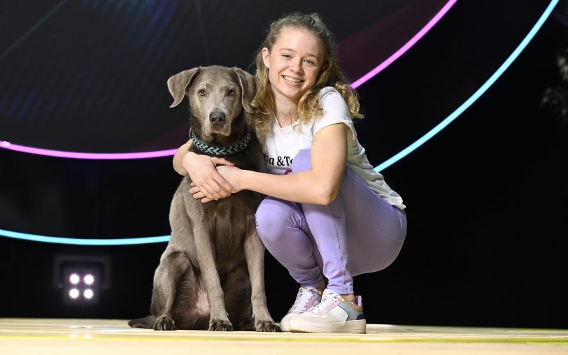 Ein Herz und eine Seele: Maya Bierwagen mit ihrem Labrador Teddy. Beide nehmen an der RTL-Show 