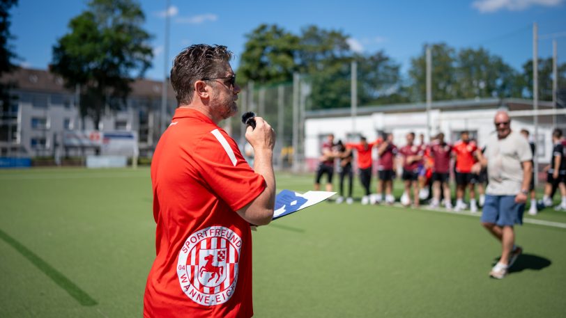 Das Stadion des Vereins Sportfreunde Wanne Eickel 04/12 bekam am Sonntag (11.08.2024) einen neuen Namen und heißt jetzt Elektro Sprick-Energiewende-Stadion.