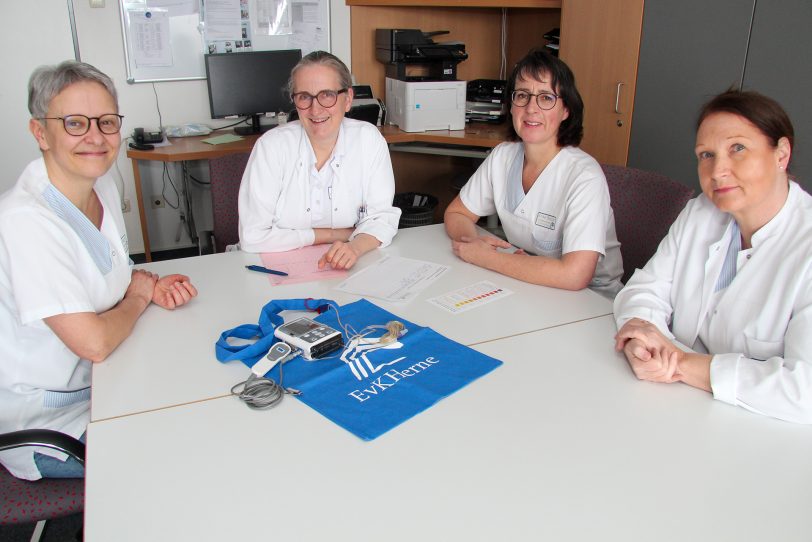 Im engen Austausch: Dr. Barbara Lubenow (2.v.l.) und die drei Pain-Nurses Olga Burkhardt (1.v.l.), Anke Becker (2.v.r.) und Birgit Kruke-Okesson.