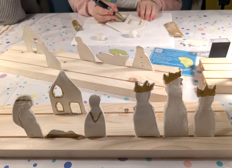 Die Krippen nehmen Gestalt an.
In der Mondwerkstatt von Wanne-Eickel fand im Dezember ein Konspirativer Krippen-Workshop unter der Anleitung von Inka Klein-Heidicker statt.